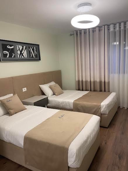 Essy'S Apartment Korce Bagian luar foto