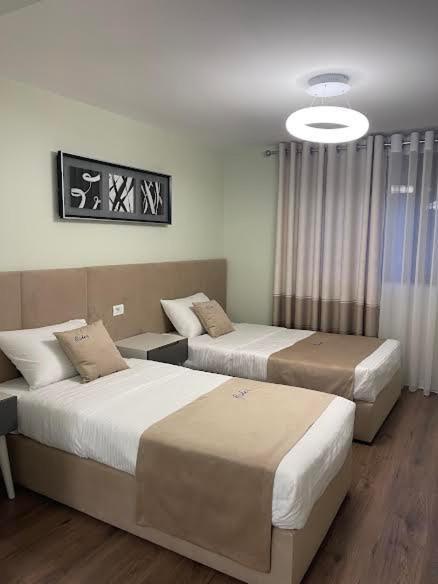 Essy'S Apartment Korce Bagian luar foto