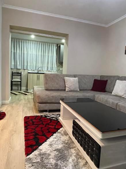 Essy'S Apartment Korce Bagian luar foto