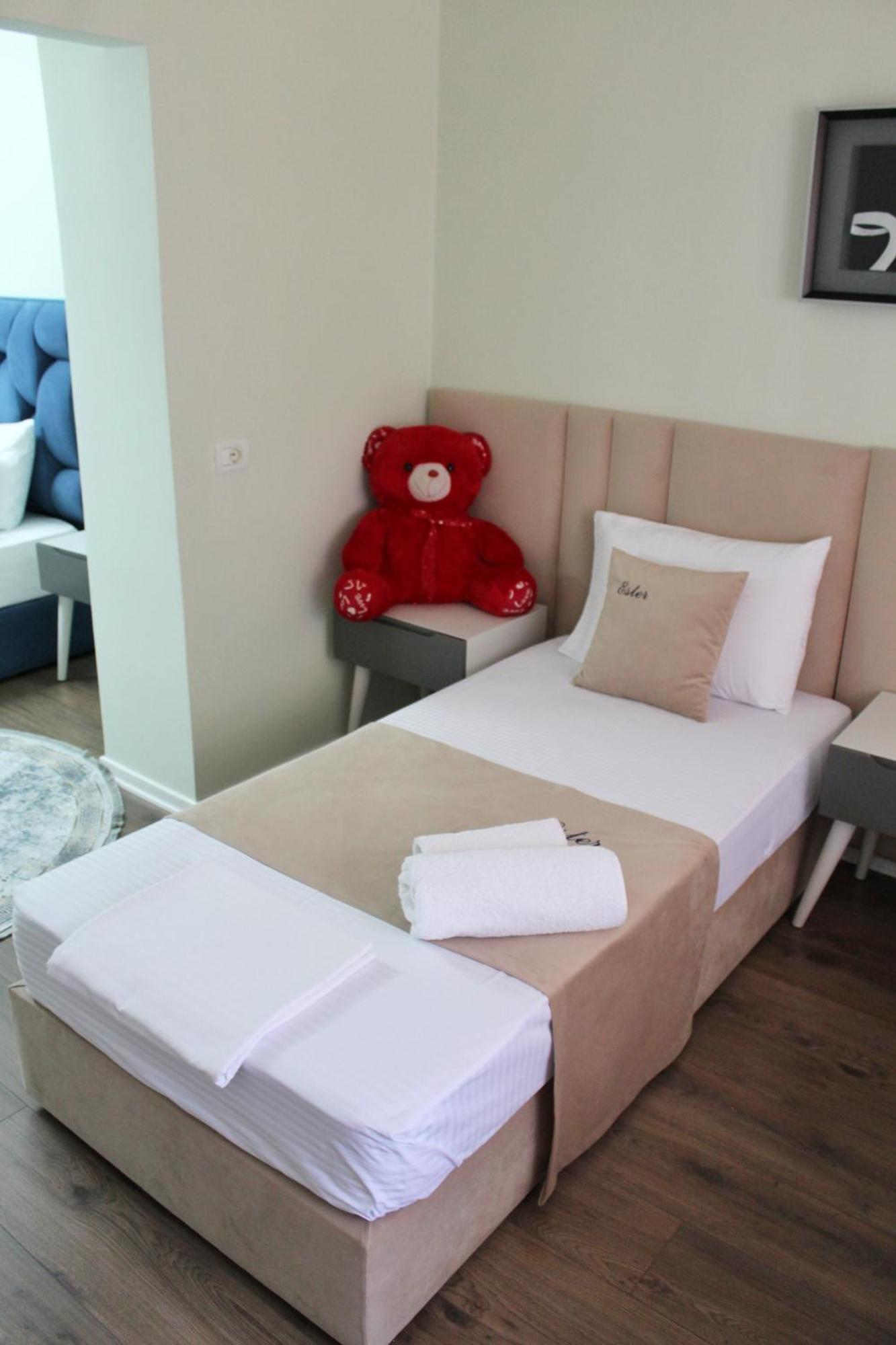 Essy'S Apartment Korce Bagian luar foto